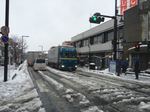 本町通りの渋滞（18日午前9時40分頃）