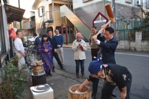 餅つきに力を込める香川市長