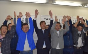 新座市東北２丁目の選挙事務所で支援者とトップ当選を祝う平松氏（左から３人目、14日午後10時15分頃）