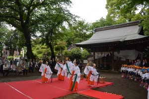 園児らが見学した浦安の舞（5月10日敷島神社で）