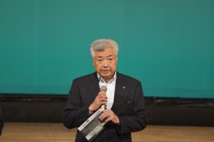 挨拶する尾崎教育長