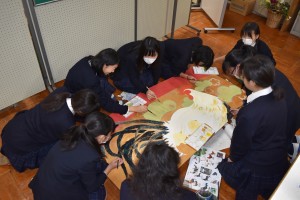 美術部１２人が力を合わせて絵馬を制作（11月22日、志木高等学校で） 