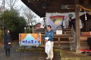 敷島神社社殿で絵馬の序幕式（手前の記念撮影用の絵画も同美術部から寄贈された）