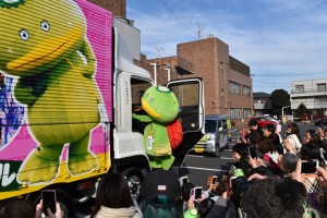 運転席に乗り込むカパル