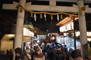 初詣で賑わう敷島神社（１日午前０時半頃）