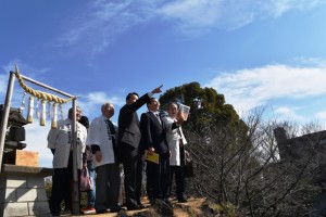 田子山富士塚の山頂から富士山眺望を示す香川市長と田子山富士保存会の皆さん