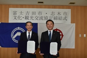 協定を締結した香川市長（右）と堀内市長