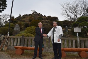 髙野会長から木製ベンチを寄贈される田子山富士保存会・清水会長