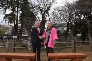 髙野会長から木製ベンチを寄贈される長勝院旗桜保存会・尾崎会長