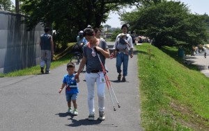 最年少の健太郎君（２歳）親子も２キロコースに登場したカパルをめざして歩く