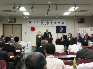 挨拶する清水会長