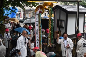 「修築おめでとう」とくす玉も割られた