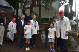 新カッパ像と制作者の内田さん（左から３人目）