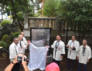 香川志木市長（右から３人目）も一緒に修復記念碑を序幕