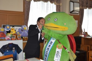 キュウリをかじる上田知事