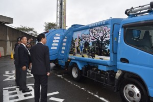 ボディプリントされた車両を見る香川武文市長ら（１７日の車両発表会で）