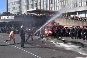 中道自警消防隊による小型ポンプ操法