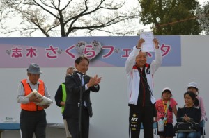 考案した愛称が選ばれ認定証を香川市長から授与された星野さん