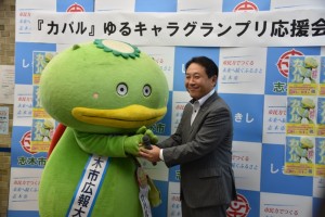 ７月のカパル応援会で香川市長と（志木市役所にて）