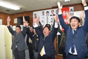 支援者と喜びを見せる鈴木氏（中央）＝４月７日午後１０時５６分頃、志木市中宗岡１の選挙事務所で