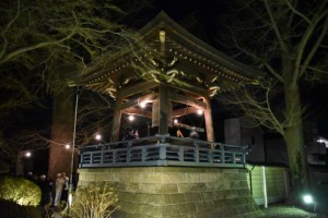 宝幢寺の鐘楼（１日午前0時10分頃）