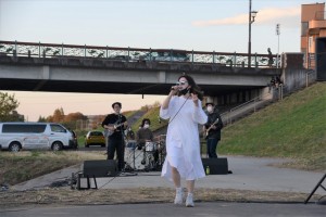 いろは親水公園の船着き場近くで行われたライブ